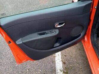 2011-renault-clio-1398359-44555913