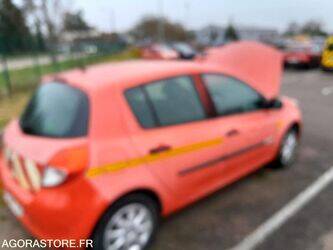 2011-renault-clio-1398359-44555916