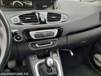 2017-renault-megane-1398377-44556144