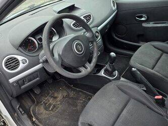 2011-renault-clio-1398346-44575110