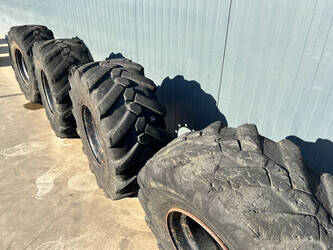 michelin-445-70r19-5-1398702-44576631