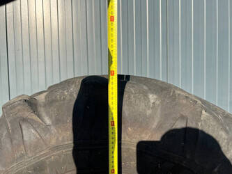 michelin-445-70r19-5-1398702-44576633