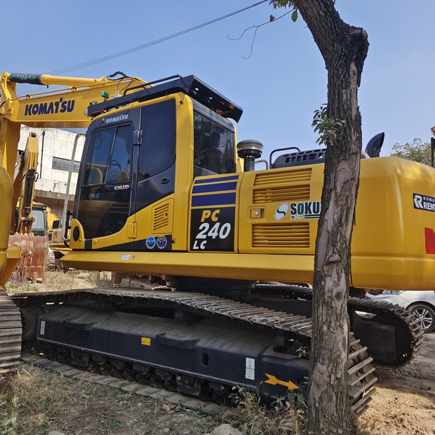 2024 Komatsu PC240LC-8-44621481