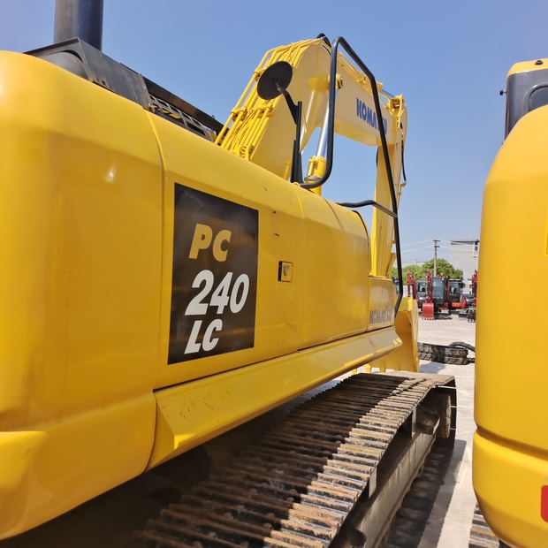 2024 Komatsu PC240LC-8-44621511