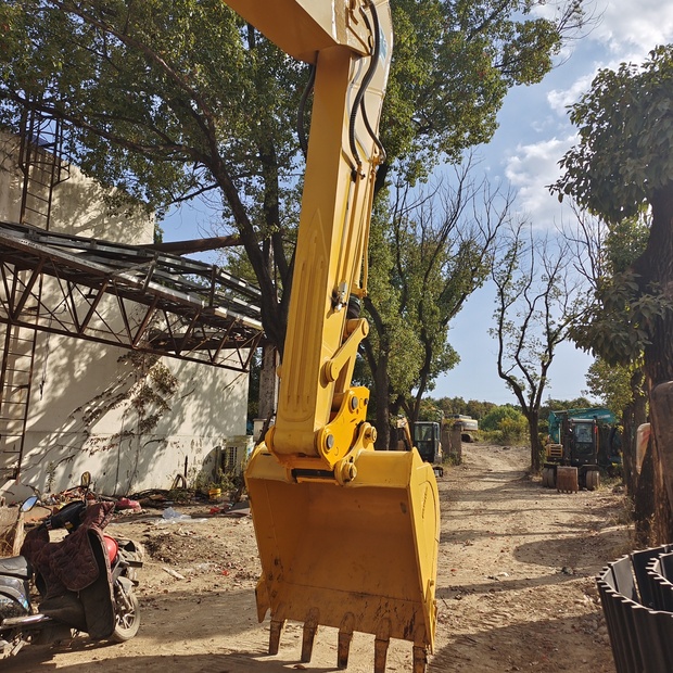 2023 Komatsu PC240LC-8-44621537