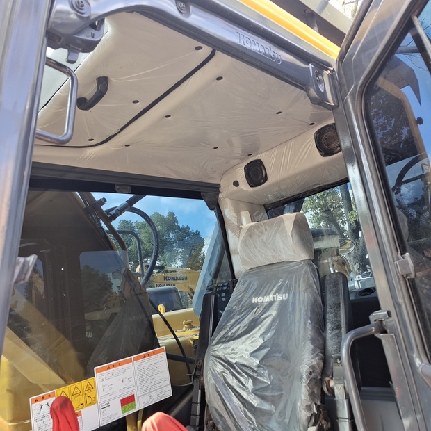 2023 Komatsu PC240LC-8-44621541