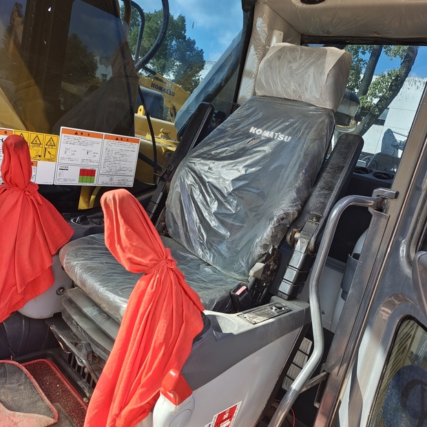 2023 Komatsu PC240LC-8-44621542