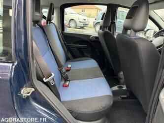 2011-fiat-panda-1399481-44637760