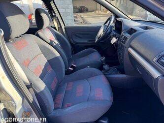 2004-renault-clio-1399484-44637807