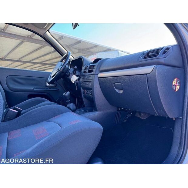 2004 Renault Clio-44637808