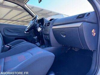 2004-renault-clio-1399484-44637808