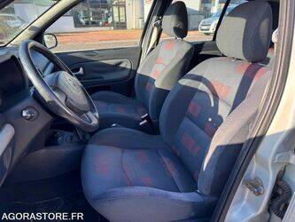 2004-renault-clio-1399484-44637810