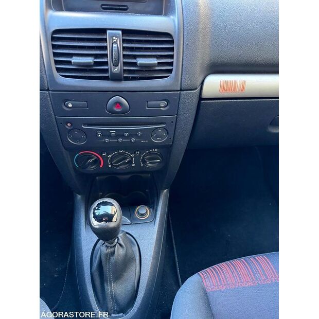 2004 Renault Clio-44637812