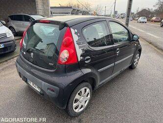 2010-peugeot-107-1399485-44637817