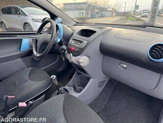 2010-peugeot-107-1399485-44637820