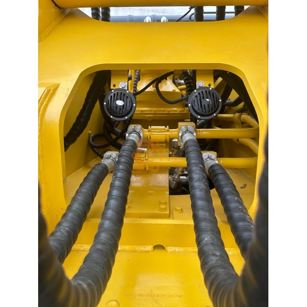 2023 Komatsu PC300-8-44638008