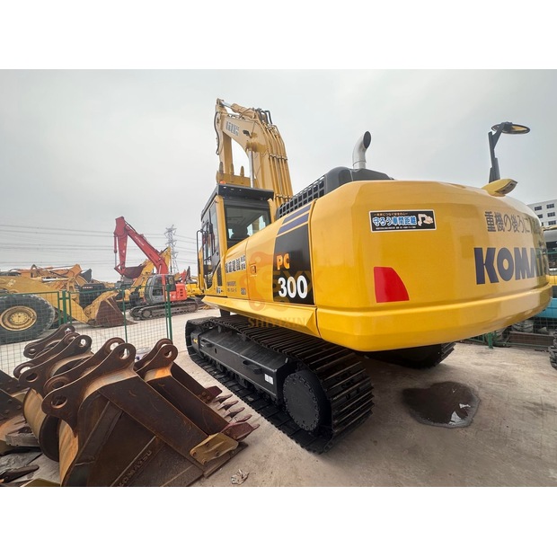 2023 Komatsu PC300-8-44638017