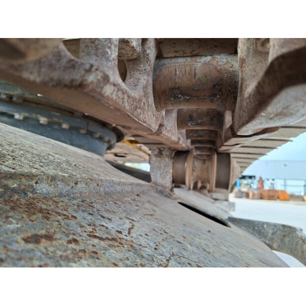 2021 Komatsu HB215LC-3-44664385