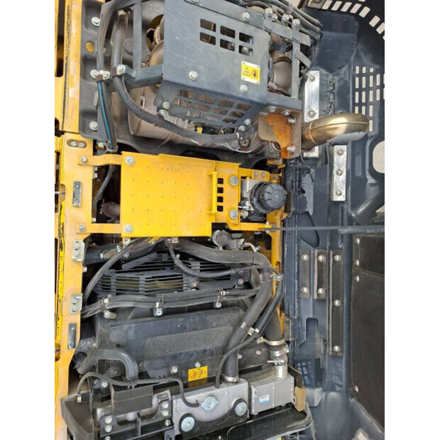 2021 Komatsu HB215LC-3-44664389