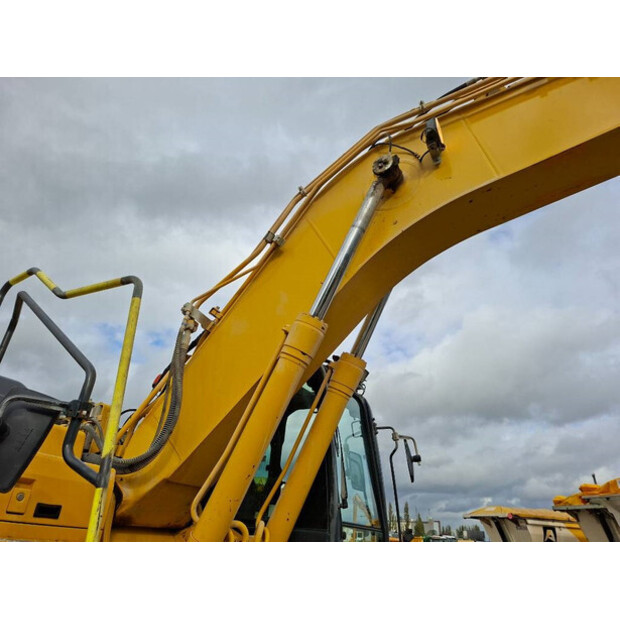 2021 Komatsu HB215LC-3-44664390
