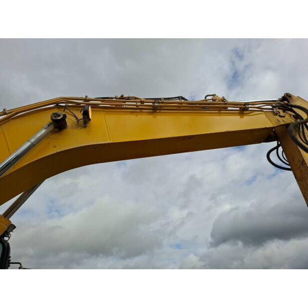 2021 Komatsu HB215LC-3-44664391