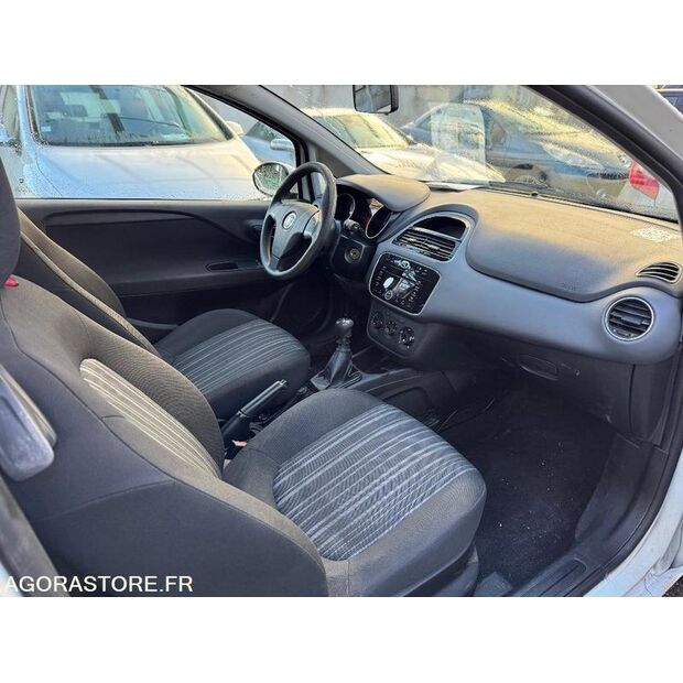 2011 فيات Punto-44681493