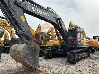 صورة ل حفارات مجنزرة 2024 فولفو EC360DL