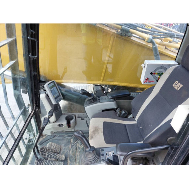 2016 Caterpillar 352FL-44684174