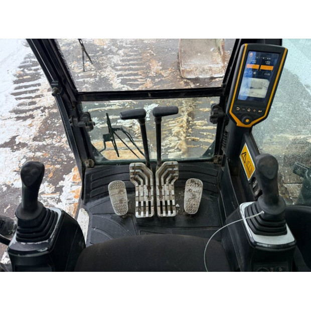 2017 JCB JS220LC-44686092