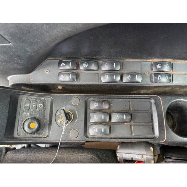 2017 JCB JS220LC-44686096