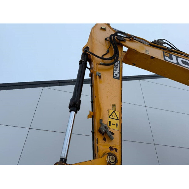 2017 JCB JS220LC-44686100