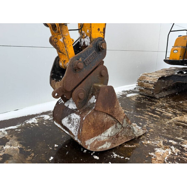 2017 JCB JS220LC-44686103