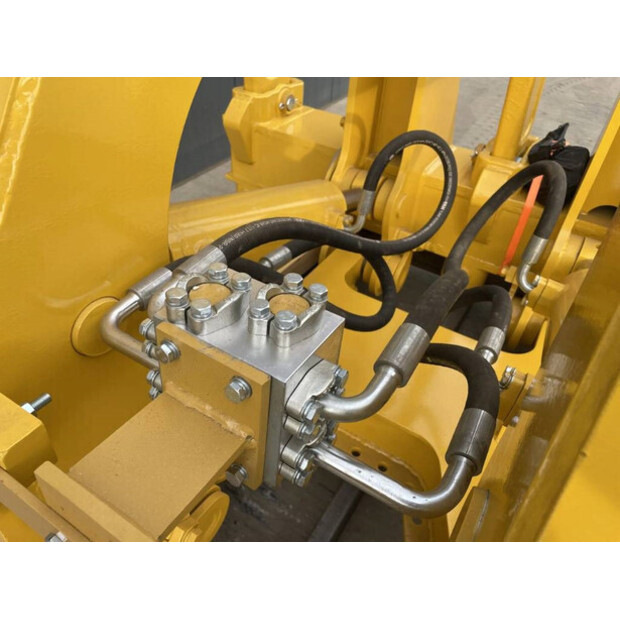 2025 Komatsu D85-44708401