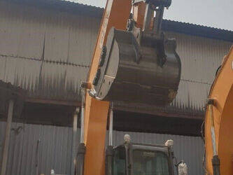 صورة ل حفارات مجنزرة 2025 كاس CX220C