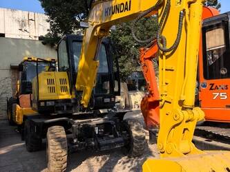 صورة ل حفارات بعجلات 2022 هيونداي R60W-7