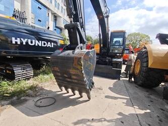 2023-hyundai-210w-9-1402047-44786034