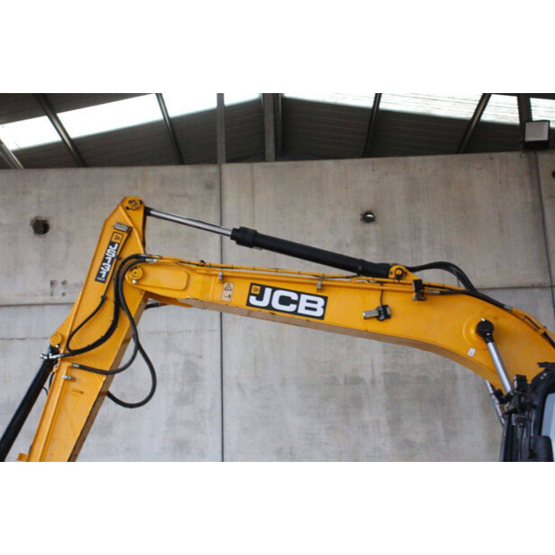 2018 JCB JS131LC-44792038