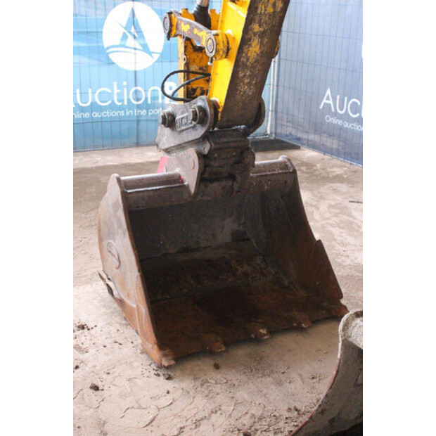 2018 JCB JS131LC-44792040