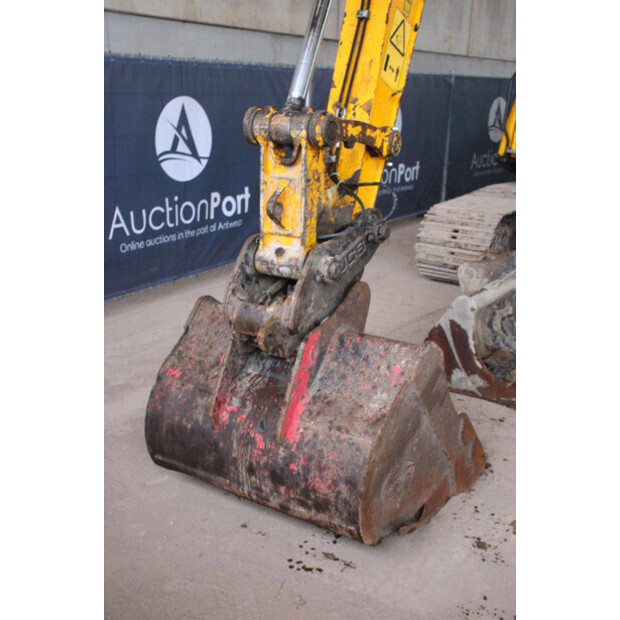 2018 JCB JS131LC-44792042