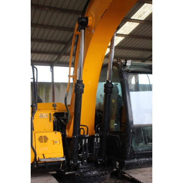 2018 JCB JS131LC-44792045