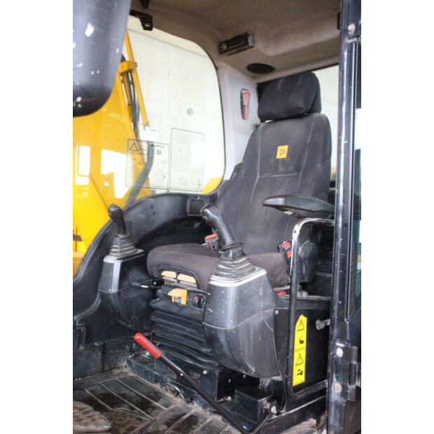 2018 JCB JS131LC-44792058