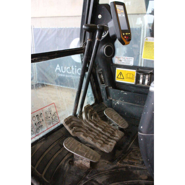 2018 JCB JS131LC-44792059