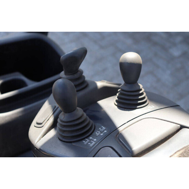 2020 ليندي E16L-02-44795017