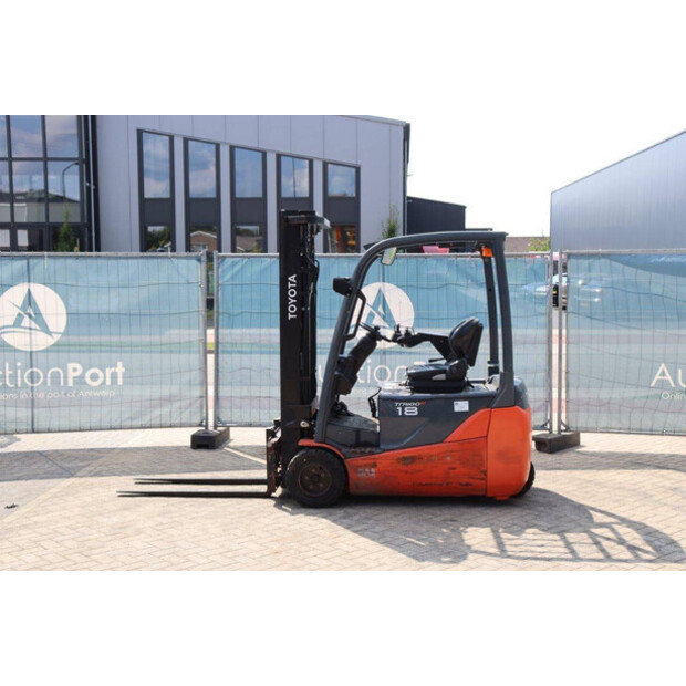 2013 تويوتا 8FBET18-44818859