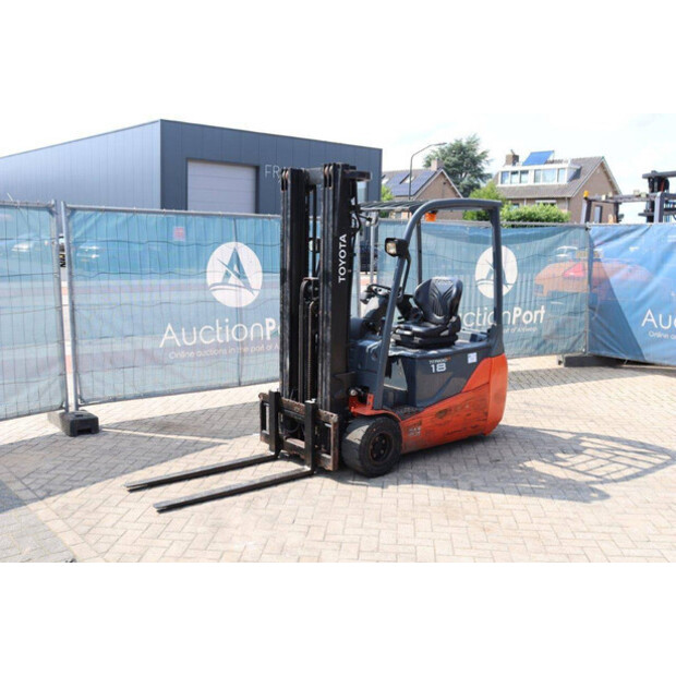 2013 تويوتا 8FBET18-44818865