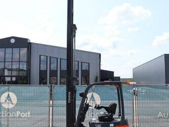 2013-toyota-8fbet18-1402762-44818887