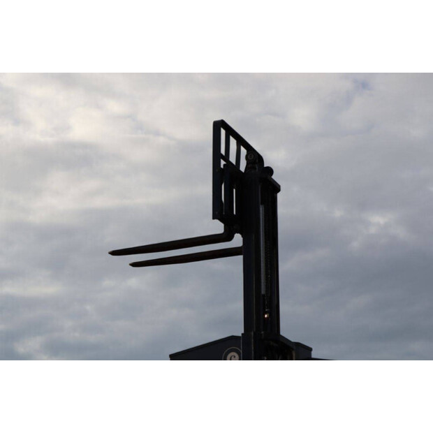 2010 MITSUBISHI FG35N-44820037