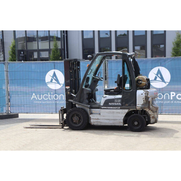 2006 نيسان UD02A25PQ-44820674