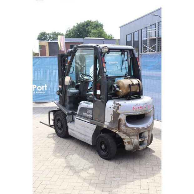 2006 نيسان UD02A25PQ-44820675