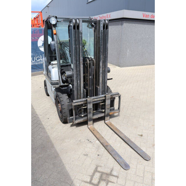 2006 نيسان UD02A25PQ-44820678